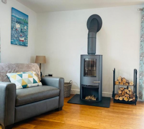Sunny Corner, Padstow. Spacious 3 bedrooms, 2.5 bathrooms, parking, garden.